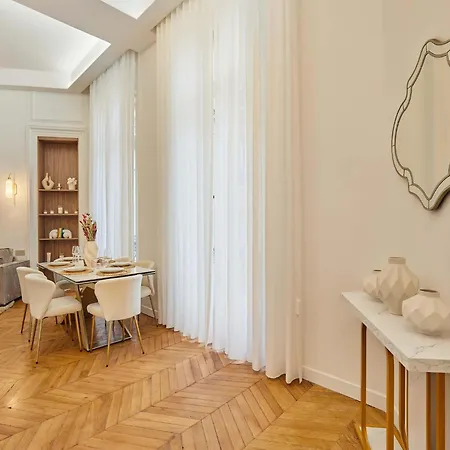 Sublime, Luxurious Flat Ac Matignon St Honore Parijs